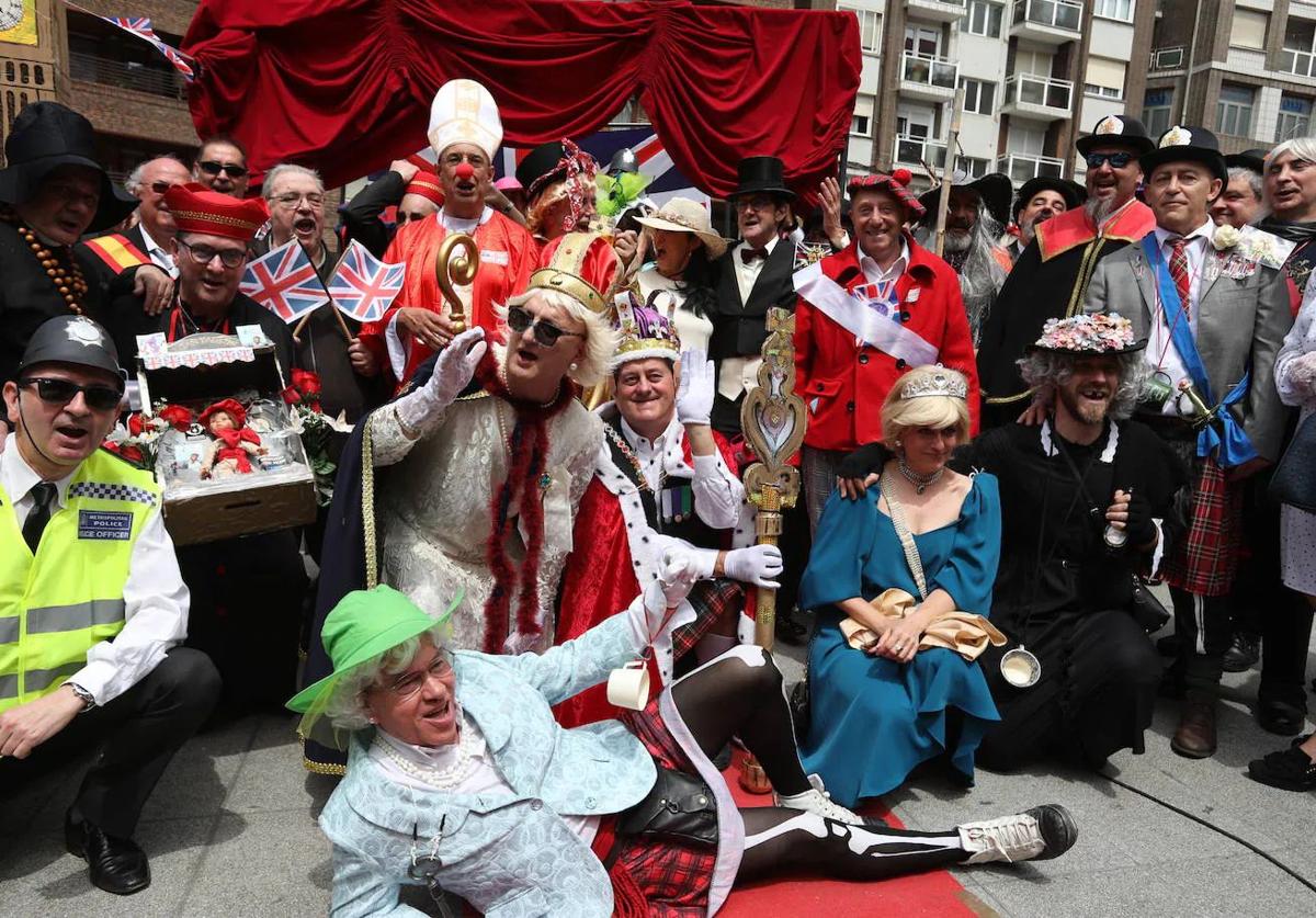 La cuadrilla 'San Faustín' recreó el año pasado la coronación de Carlos de Inglaterra, en clave de humor, por las calles de Basauri.