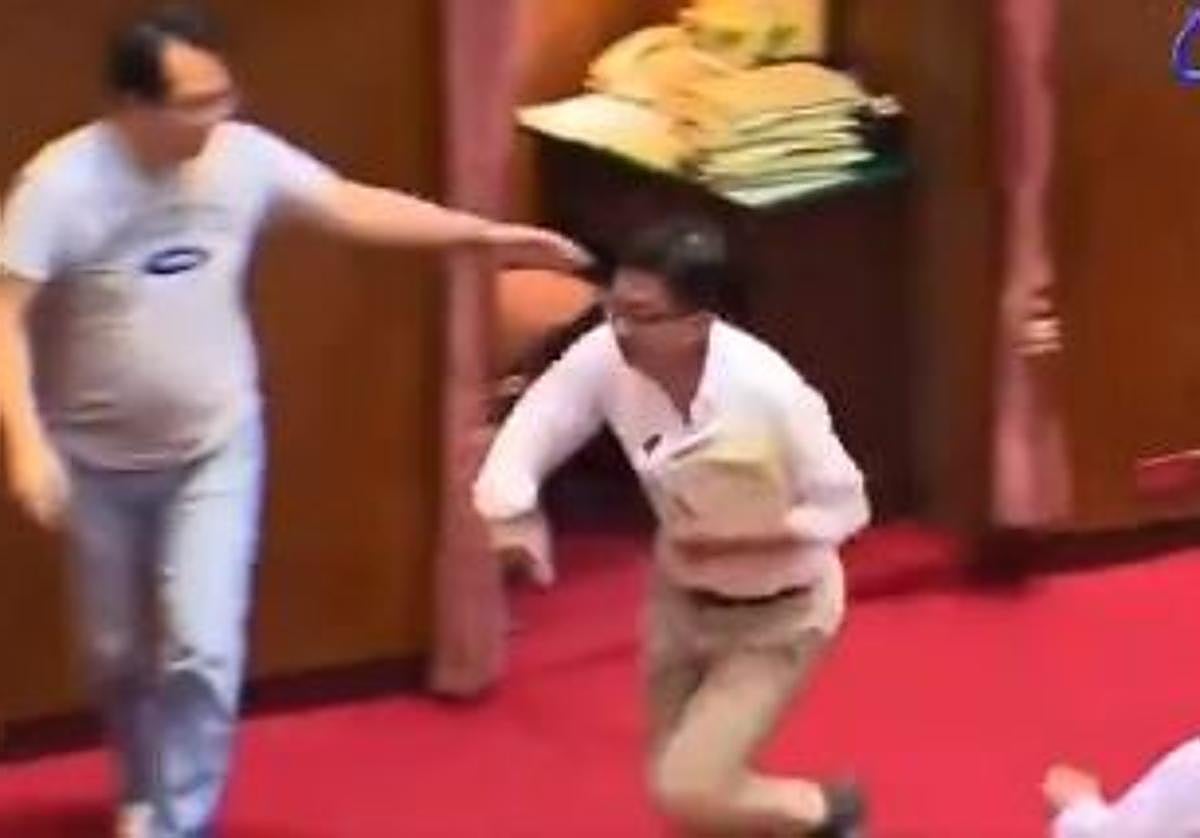 Insólita pelea en el Parlamento de Taiwán: un diputado roba un proyecto de ley para evitar que se apruebe