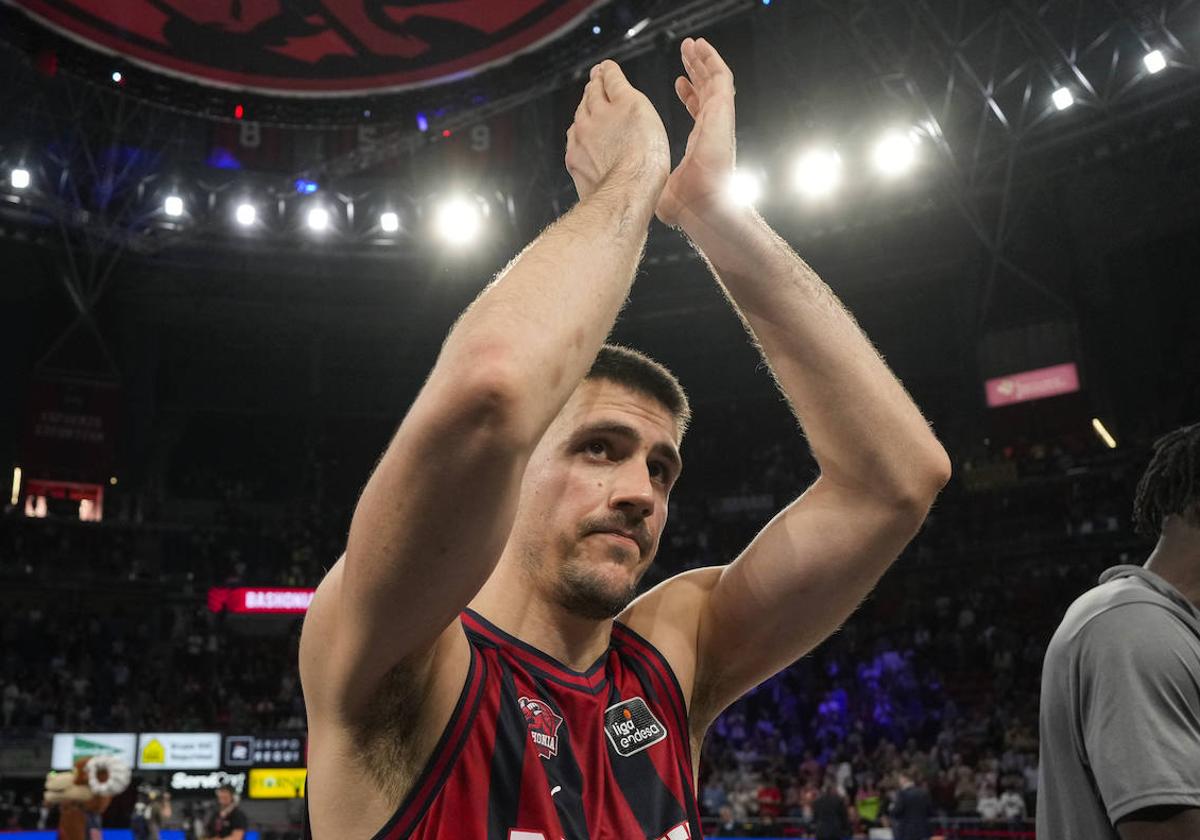 Vanja Marinkovic se despide de la afición del Baskonia tras el partido ante el UCAM Murcia.