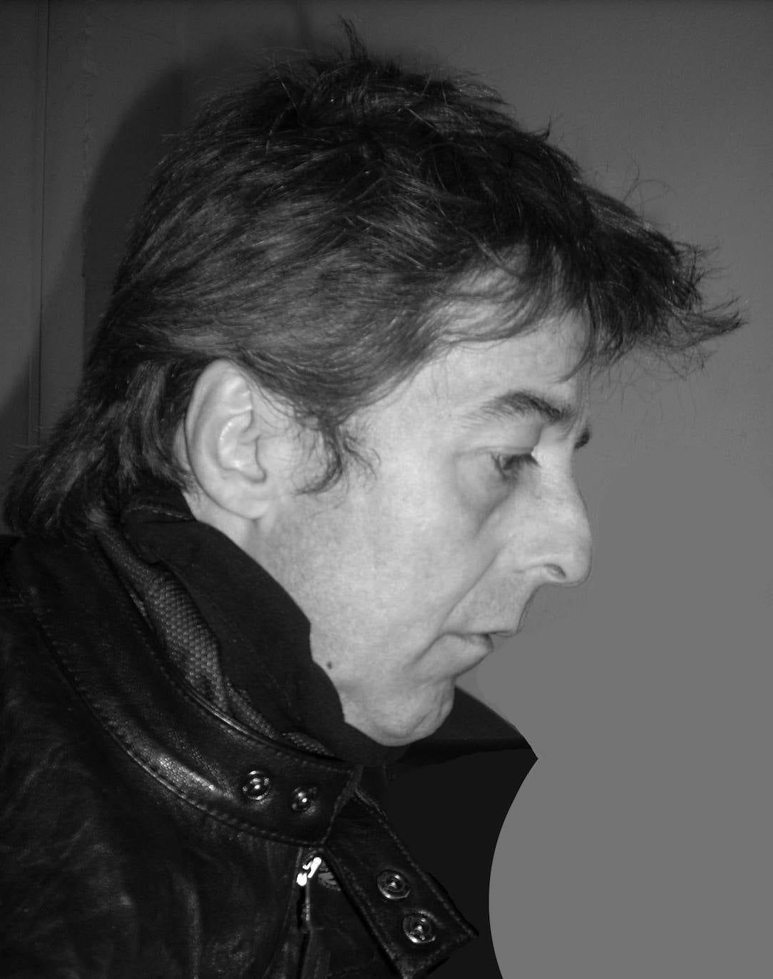 Es de Zalla y único diseñador que convierte los periódicos en vestidos