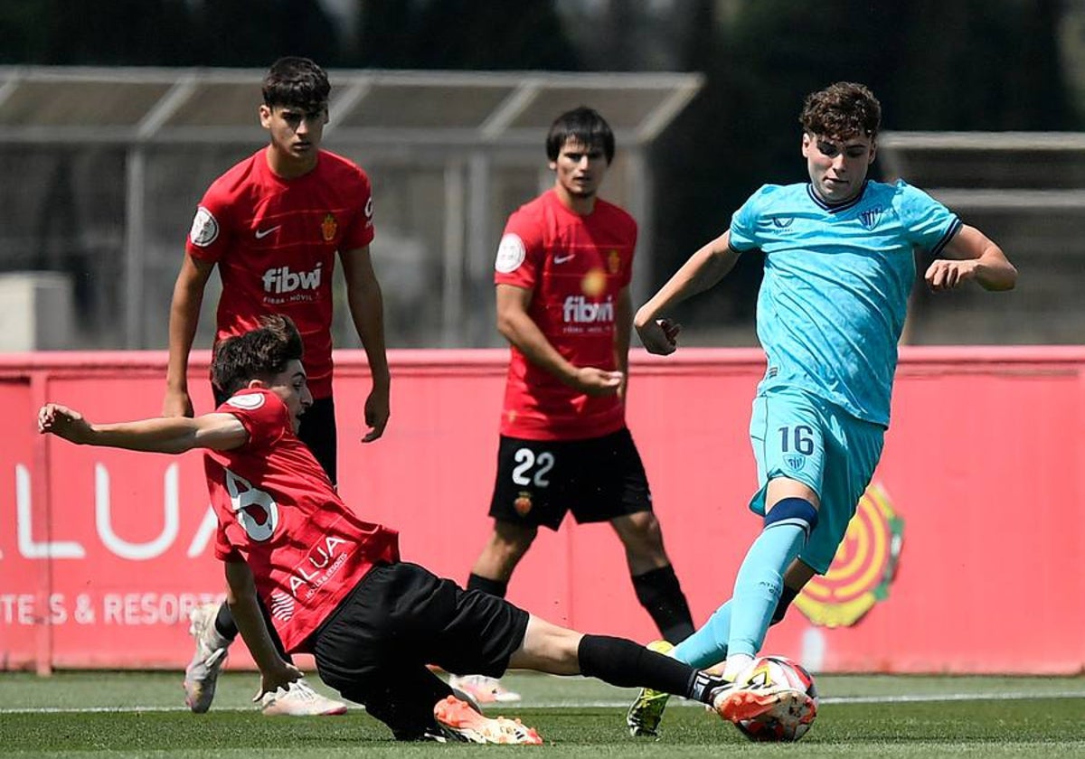 Lekuna trata de superar a Jandro en una acción del partido.