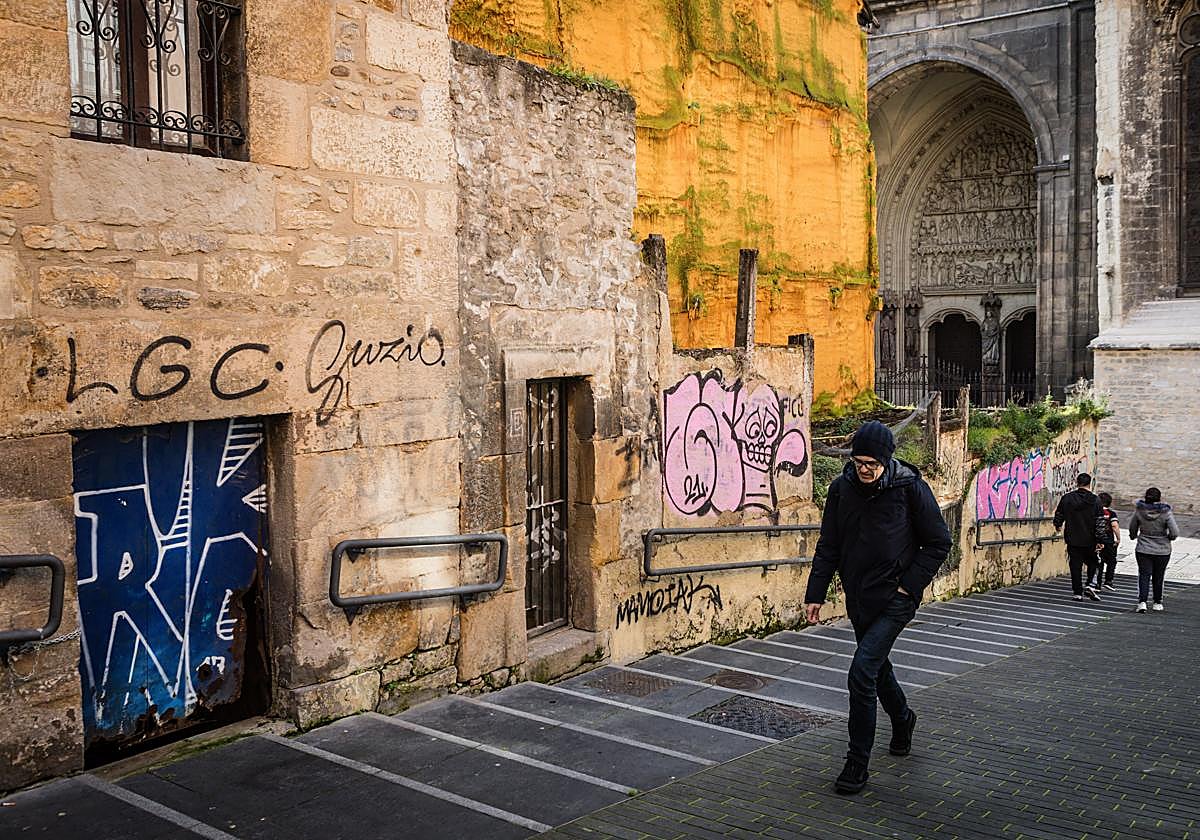 Un transeúnte pasa por delante de varias pintadas en el Casco Viejo