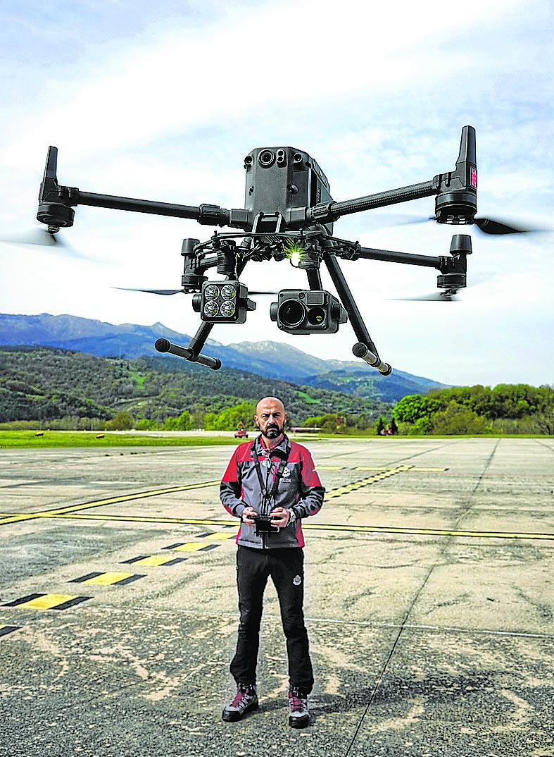Imagen - Aitor maneja uno de los drones de la Ertzaintza.