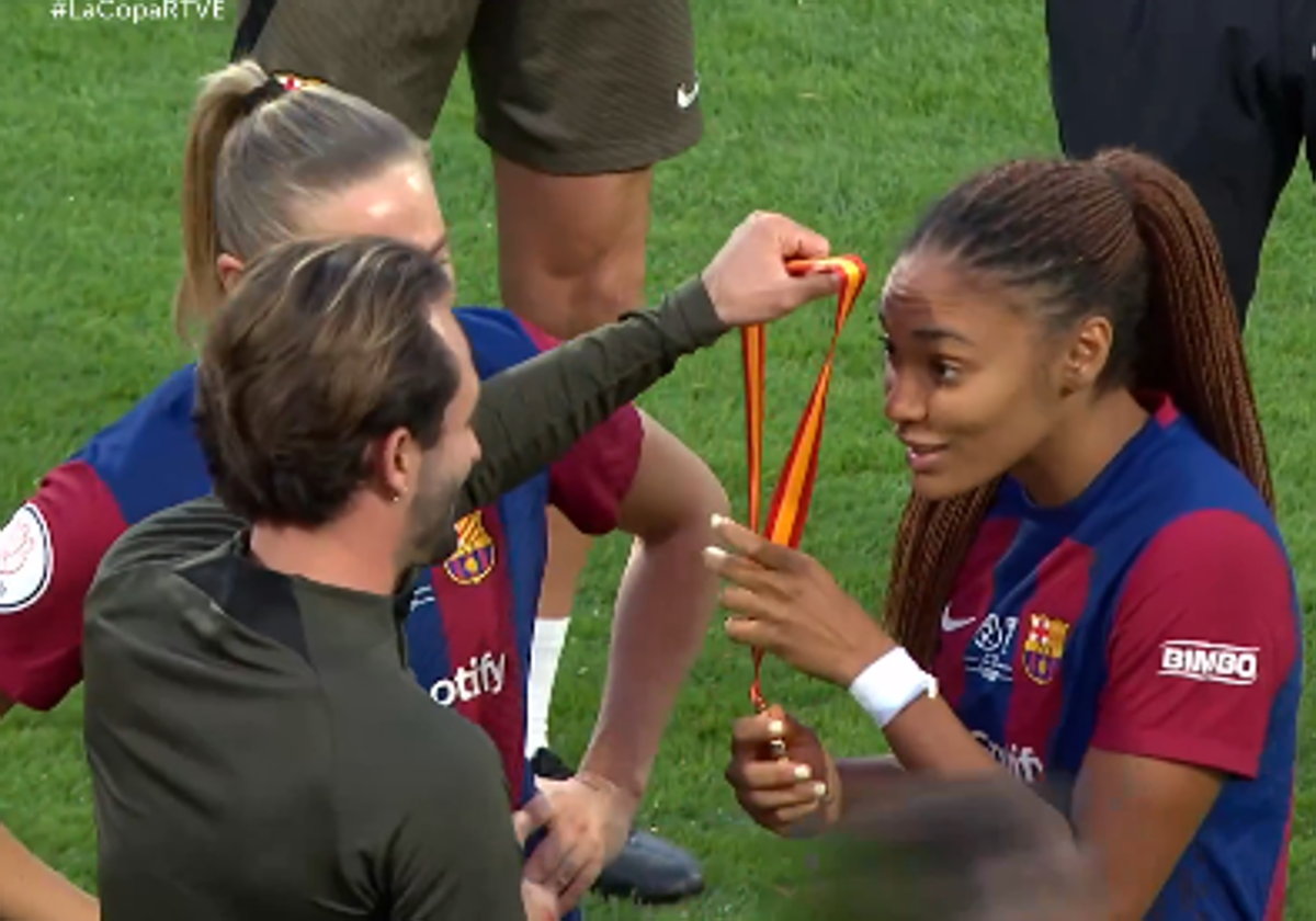 Sorpresa en las jugadoras del Barça al recibir las medallas por parte de su cuerpo técnico