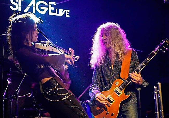 Duelo de solos entre Sara Ember y Víctor Manuel Arias.