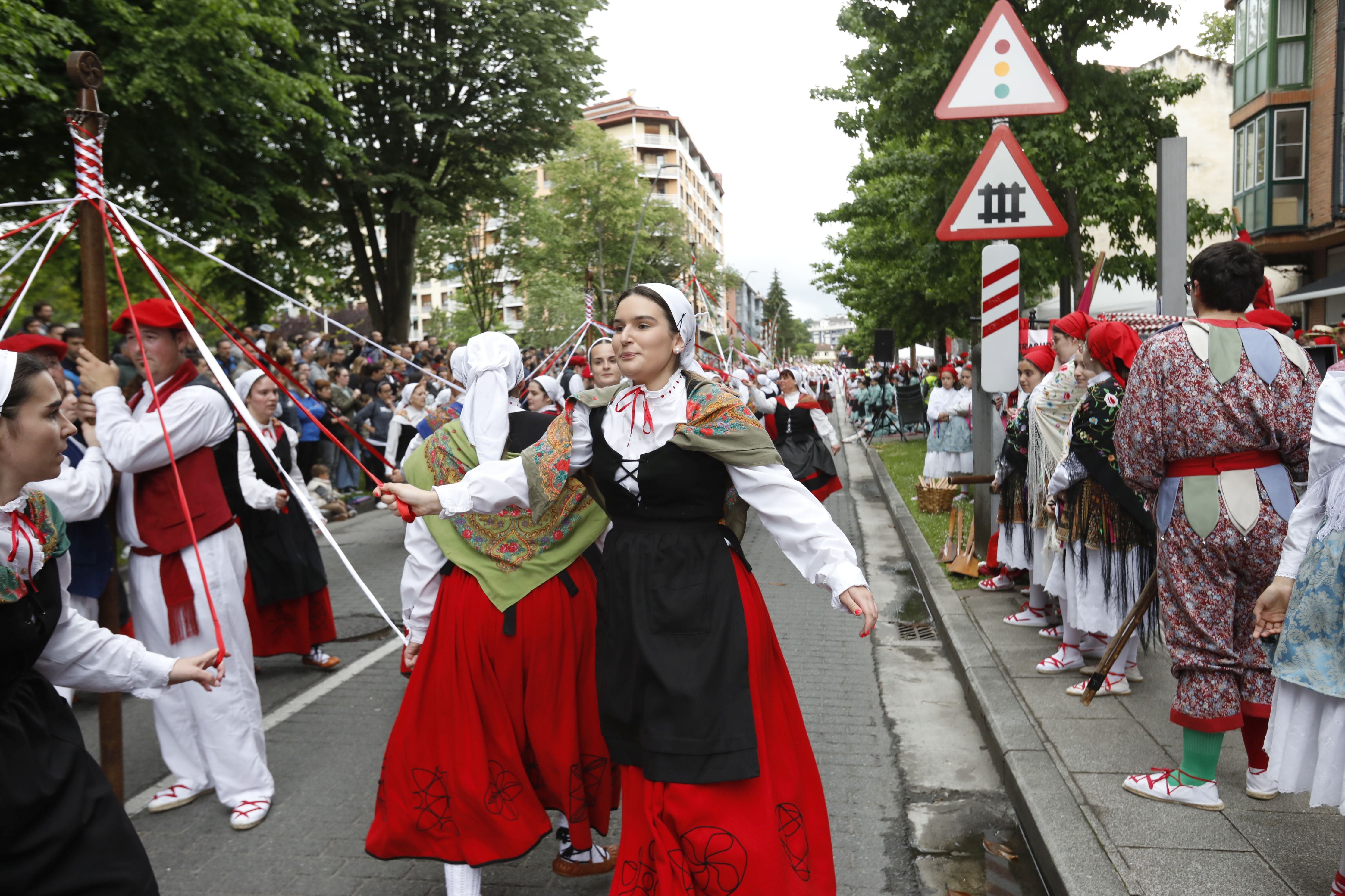La gran fiesta de los bailes tradicionales en Amorebieta