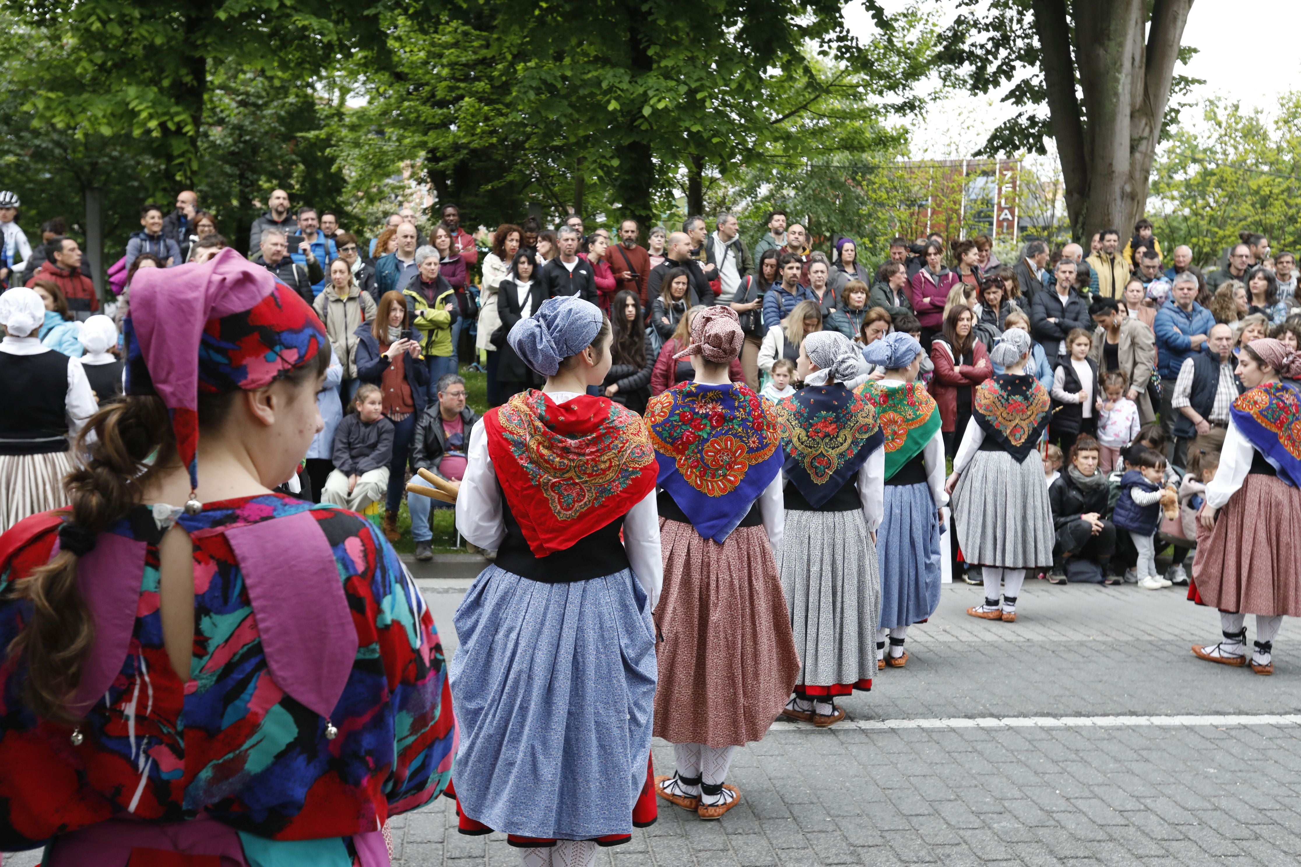La gran fiesta de los bailes tradicionales en Amorebieta