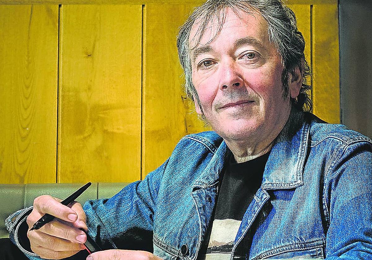 Zubizarreta, en la cafetería Senda Berria, tiene una agenda llena de ferias y firmas.