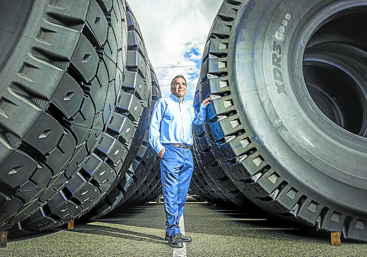 David Udakiola posa en el almacén en el que Michelin guarda las ruedas más grandes que hace la fábrica: las de ingeniería civil.