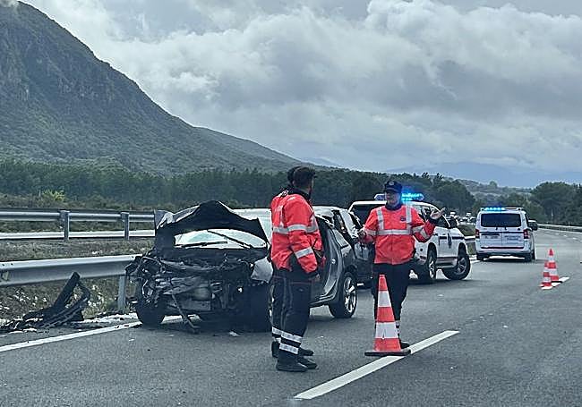 Agentes de la Ertzaintza, junto a uno de los coches accidentados.