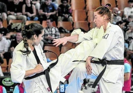 Dos karatecas de categoría senior en una de las finales disputadas en el tatami central.