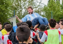 Los jugadores mantean al entrenador, Arkaitz Ganuza.