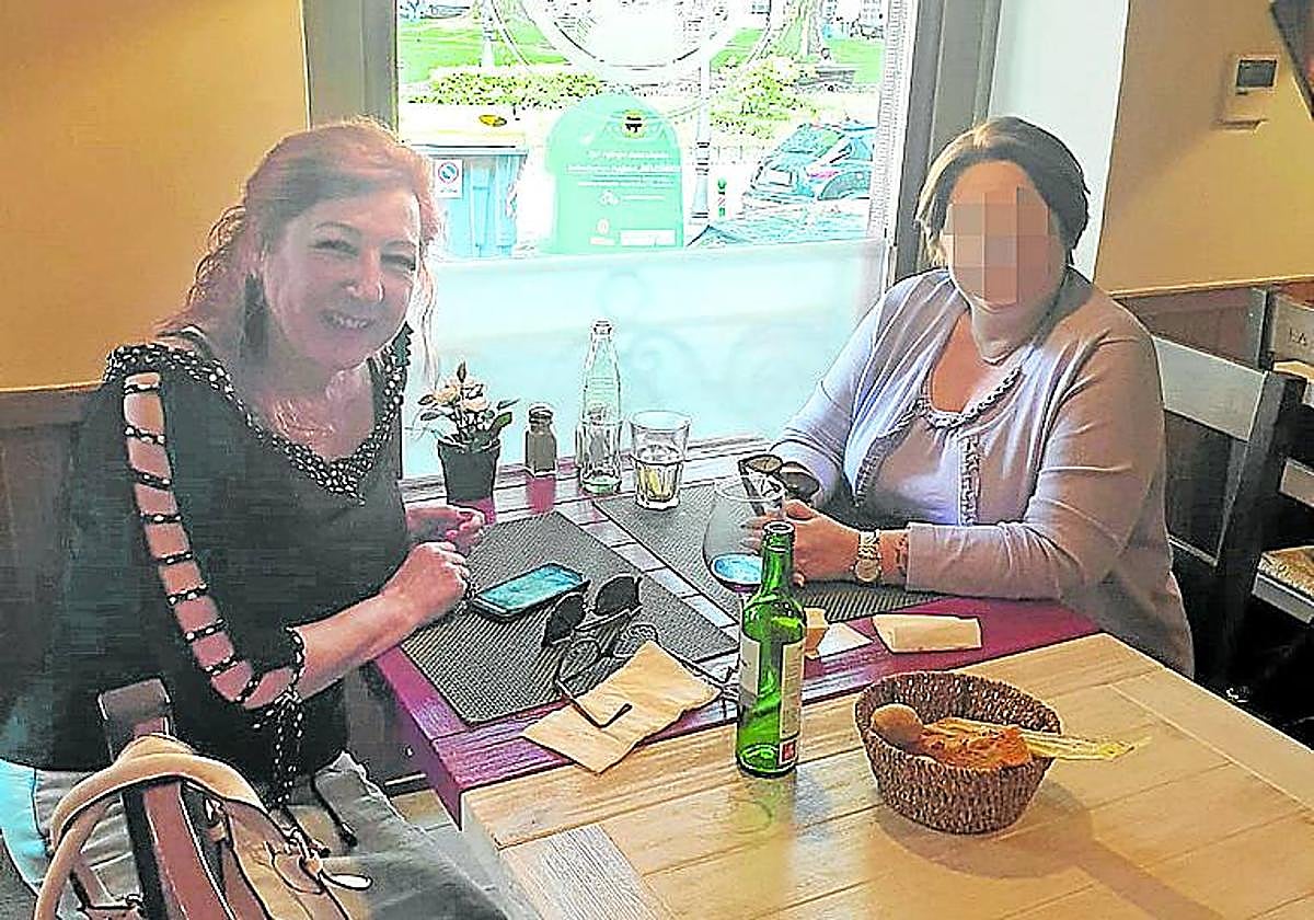 Pilar, a la izquierda, en una comida con Ana V. O.