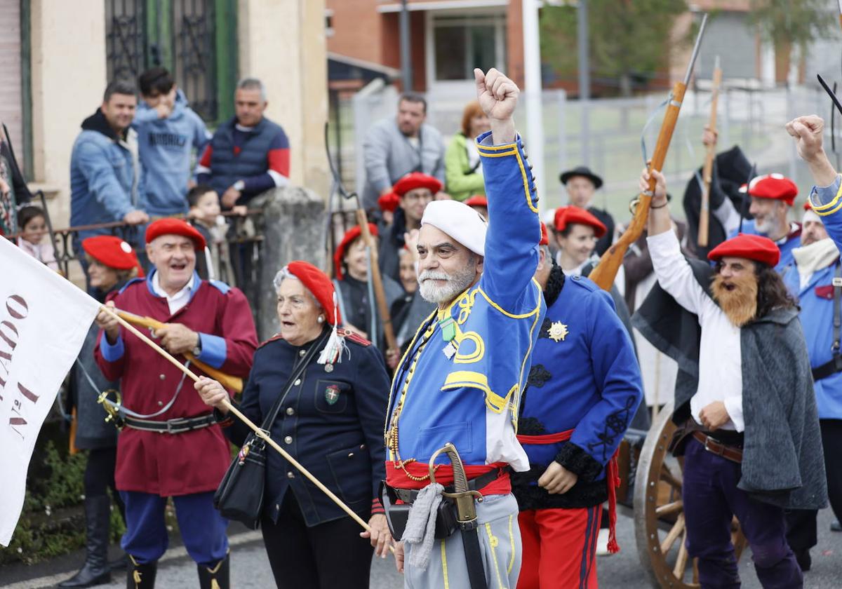 Uno de los soldados alza el puño.