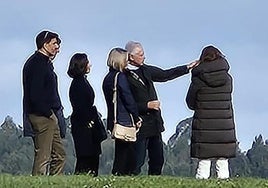 Juan Ignacio Vidarte y la diputada general, Elixabete Etxanobe (de espaldas), junto a la futura directora de la Fundación Guggenheim, Marieta Westermann, en Urdaibai el pasado febrero.