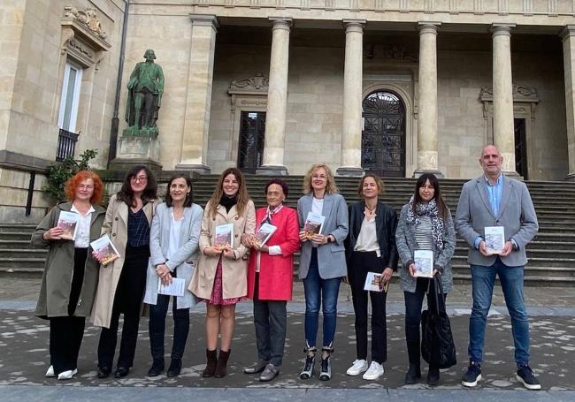 En el medio, Jesusa Nieva y su nieta Sonia, junto a la diputada de Empleo, Comercio y Turismo, Cristina García.