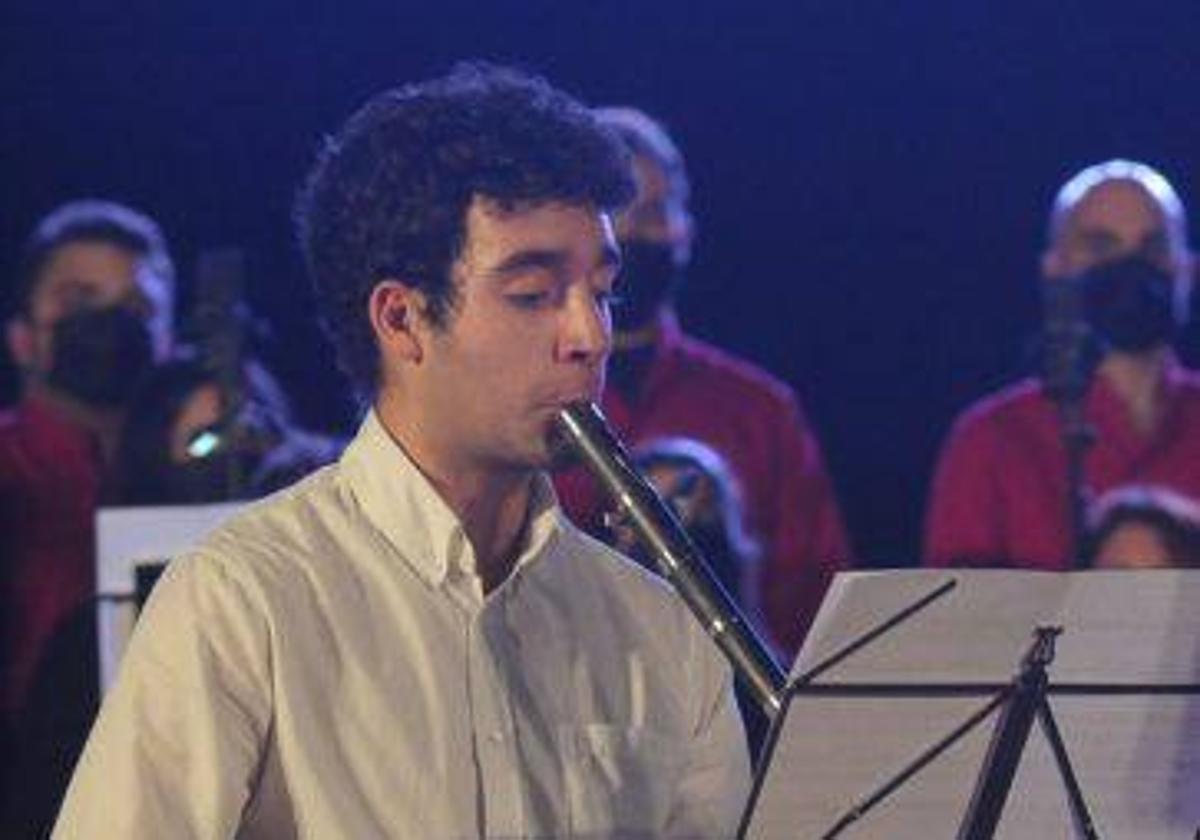 El joven Iker Sagalá interpreta una pieza musical en el escenario.