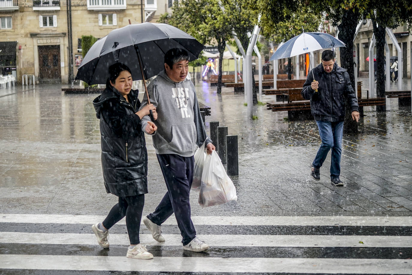 La tormenta de este lunes en Vitoria en imágenes