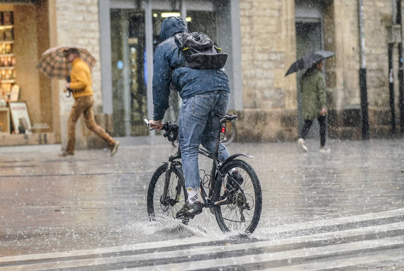 La tormenta de este lunes en Vitoria en imágenes