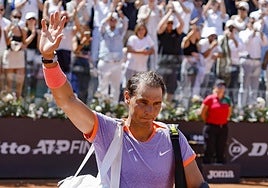 Emotiva ovación de 6.000 personas a Rafa Nadal en su primer entrenamiento en Roland Garros