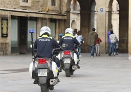 Dos agentes de la Policía Local de Vitoria patrullan en moto por el centro de Vitoria.