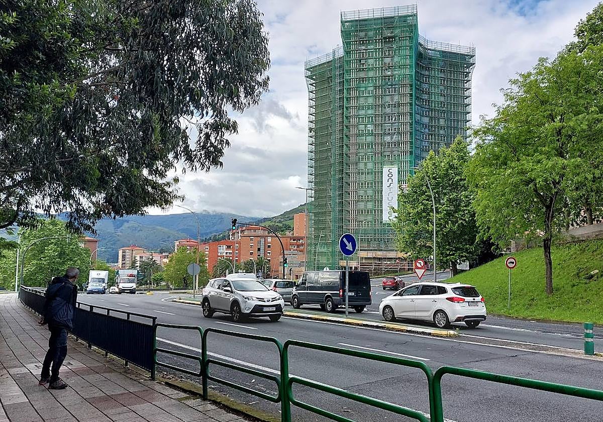 Este punto de la carretera que conecta Barakaldo con Bilbao soporta un gran paso de vehículos, y está regulado por varios semáforos.