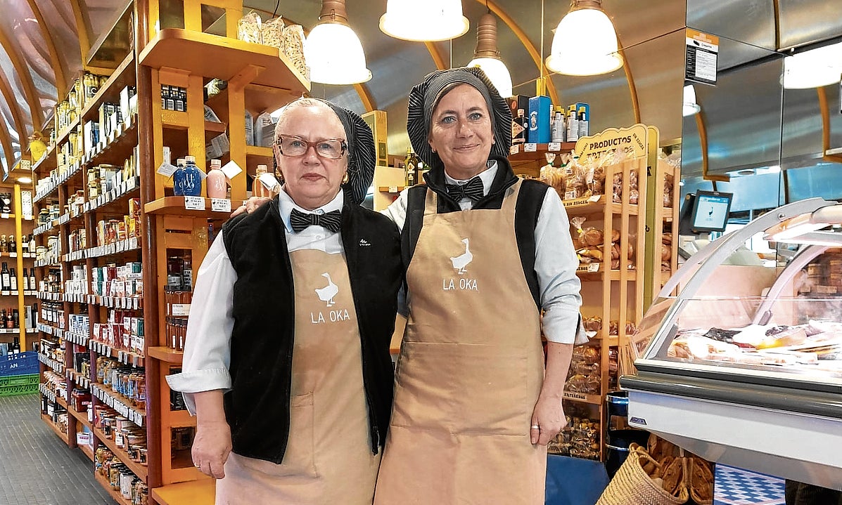 Dos de las dependientas de La Oka, una tienda gourmet de Las Arenas.