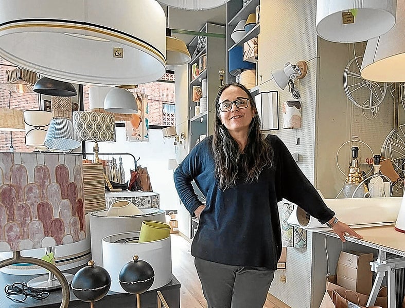 Mar Fernández es una de las dos socias de Pantallas artesanas J46.