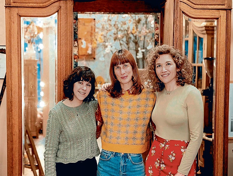 Naiara Gómez, a la derecha, junto a dos empleadas de Mimarte.