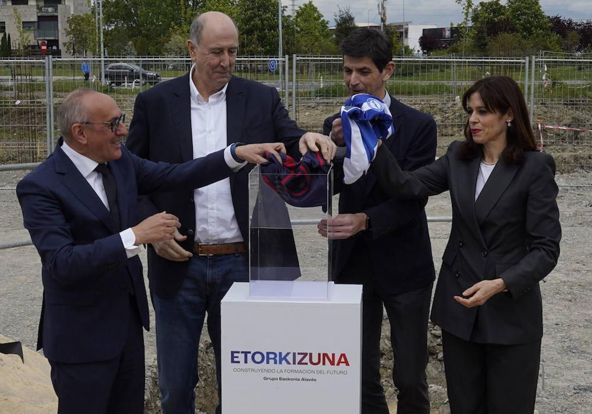 Josean Querejeta, en la puesta de la primera piedra del proyecto Etorkizuna.