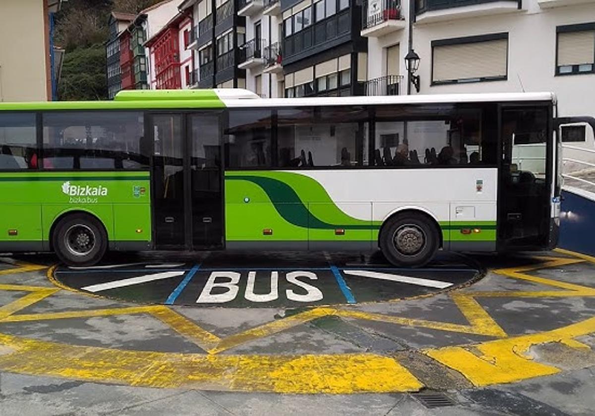 Los autobuses realizan las maniobras de cambio de sentido sobre la plataforma giratoria.