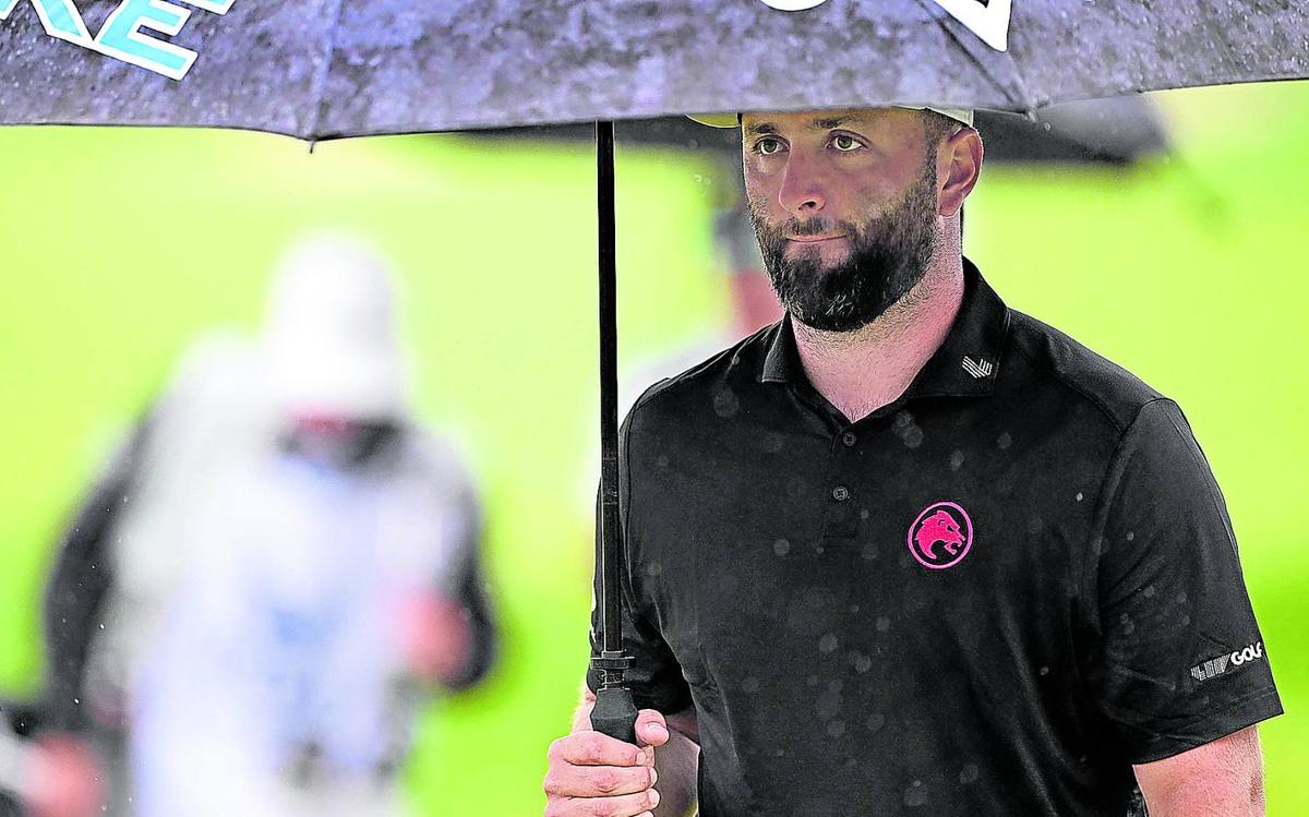 Jon Rahm se protege de la lluvia con un paraguas el pasado fin de semana en Loiusville, donde no pasó el corte en el PGA Championship.