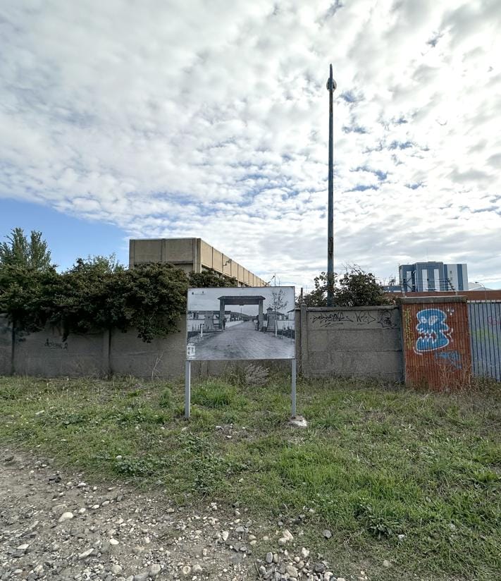 Imagen secundaria 2 - Un lavadero, parte de la garita de los guardias y el depósito de agua es lo único que queda de aquel campo, cuyos terrenos los ocupa hoy una empresa química.