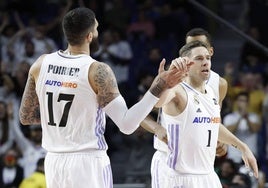 Poirier y Causeur chocan manos durante un duelo de la temporada 2023-24.