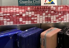 Incautan 6.000 cajetillas de tabaco de contrabando en ocho maletas en el aeropuerto de Bilbao