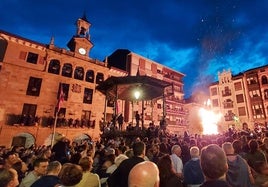 Celebración de la noche de San Juan con la tradicional quema de la fogata en la plaza del Ayuntamiento de Bermeo.