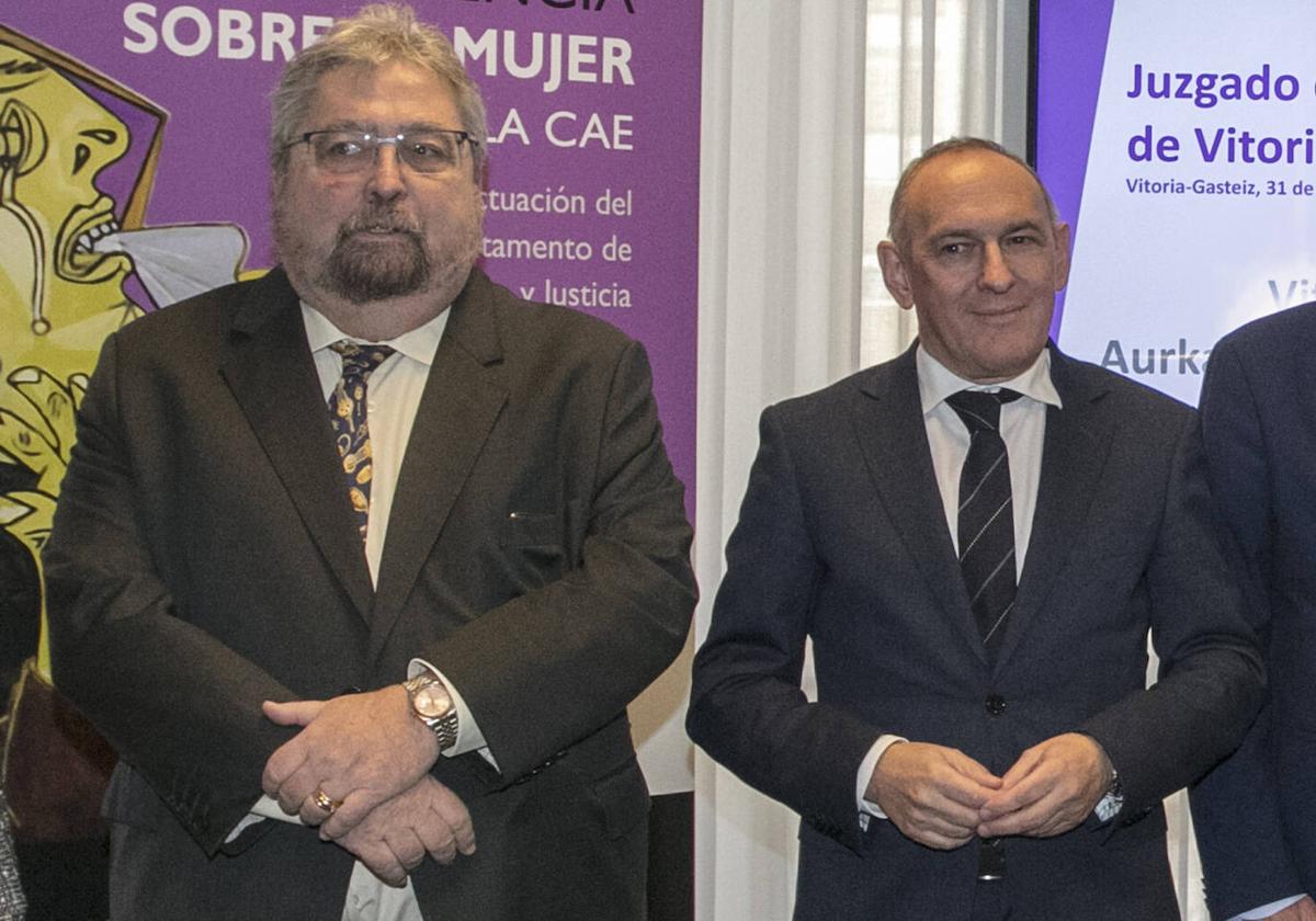 El Ararteko, Manuel Lezertua, junto al diputado general, Ramiro González.