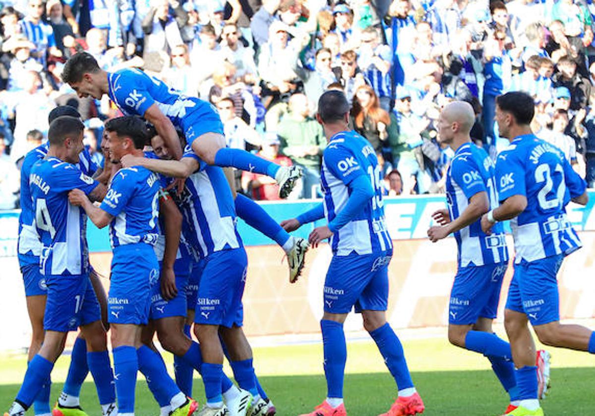 Los jugadores del Alavés celebran un gol en una piña.