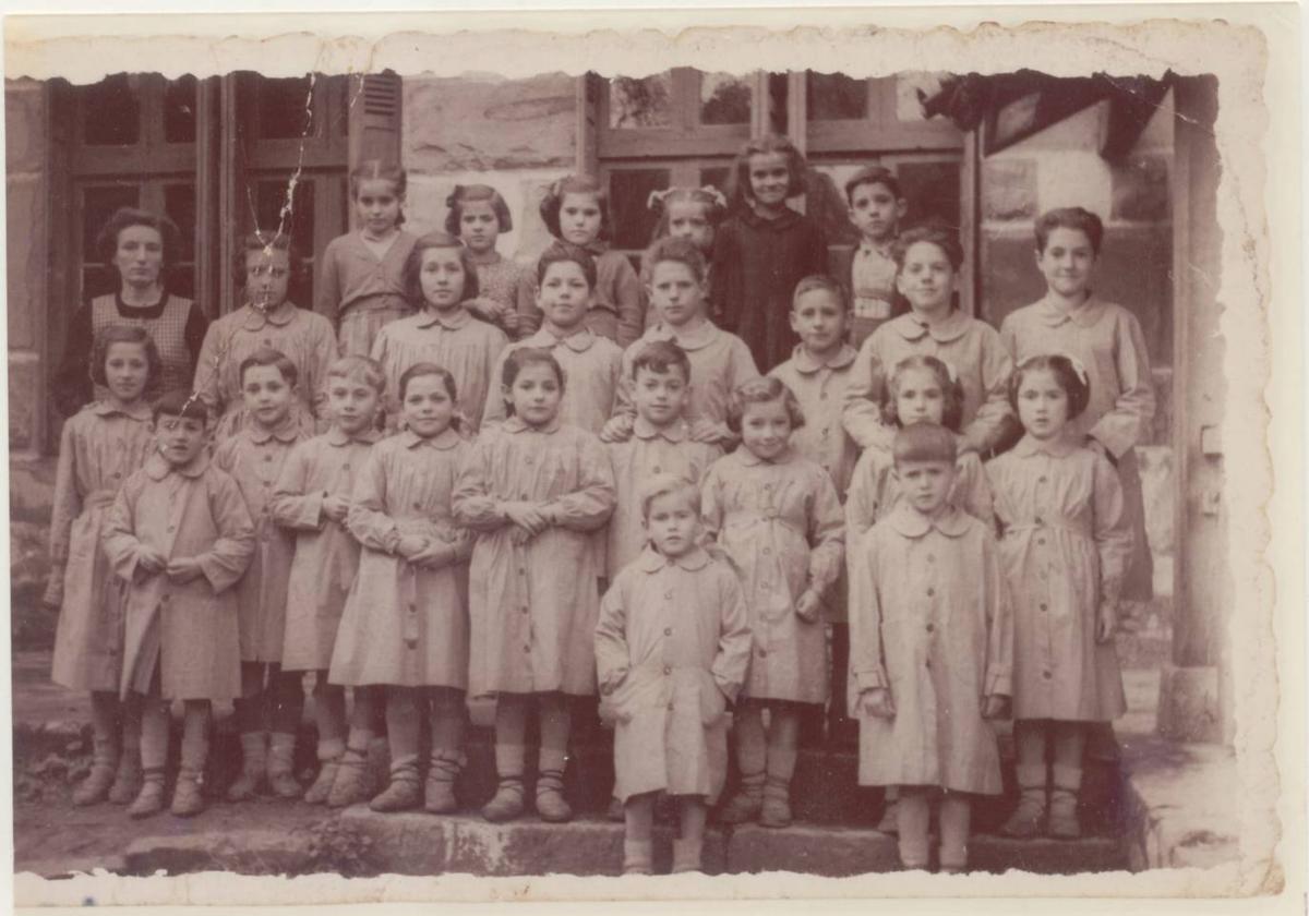 Los alumnos, con sus pupitres, recibiendo las clases en la escuela de Mendiola