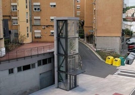 El ascensor en Ategorribarri, junto a la rampa que era utilizada como acceso a la parte alta del barrio.