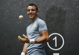 Iker Larrazabal, en un entrenamiento en el frontón Bizkaia.