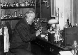 Santiago Ramón y Cajal, neurólogo español, Premio Nobel de Medicina en 1906, trabaja en su laboratorio de la Facultad de Medicina, en Madrid.