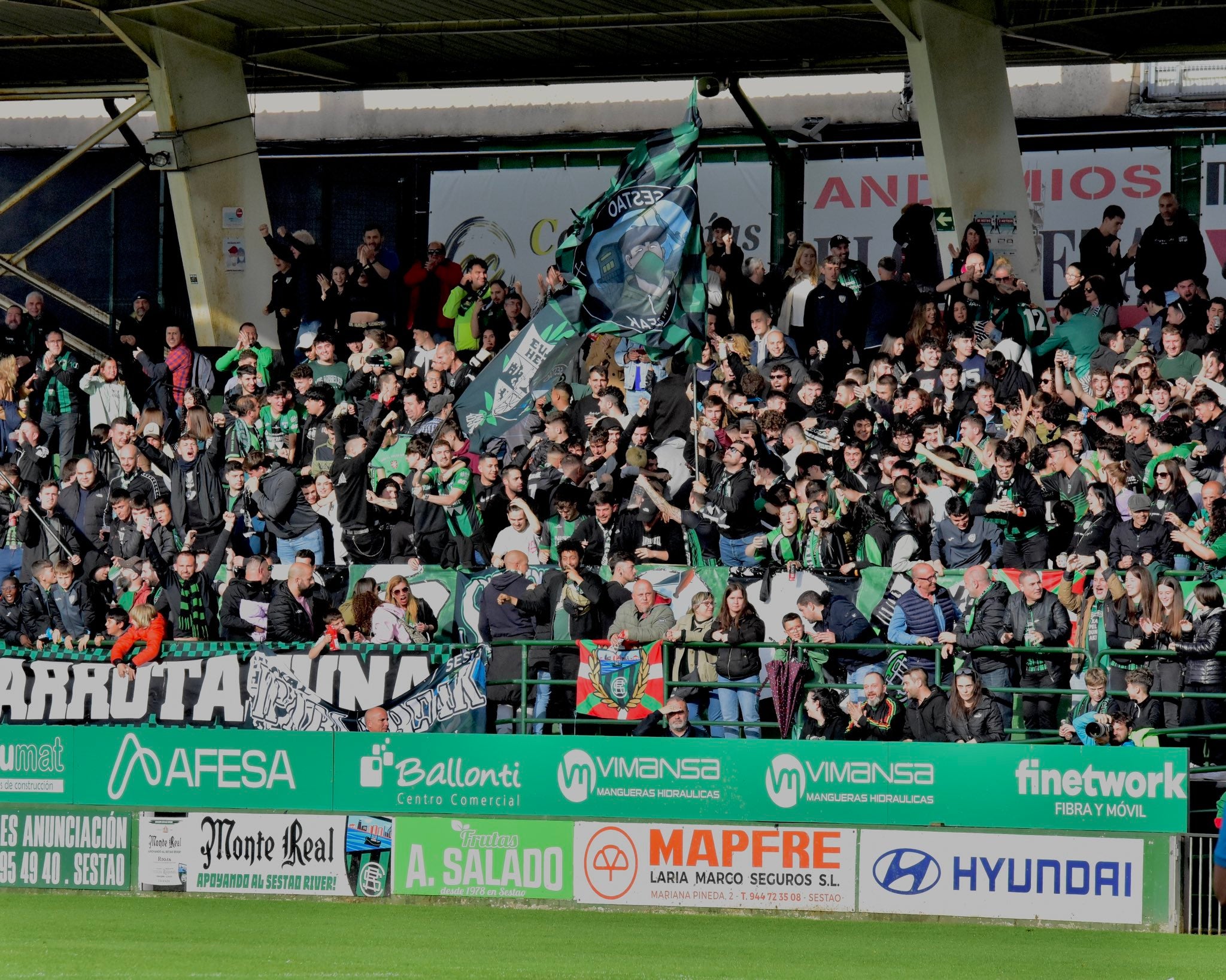 La afición del Sestao River se vuelca en su final por la salvación en León