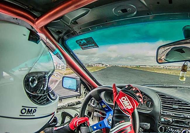 Recio al volante de su automóvil.