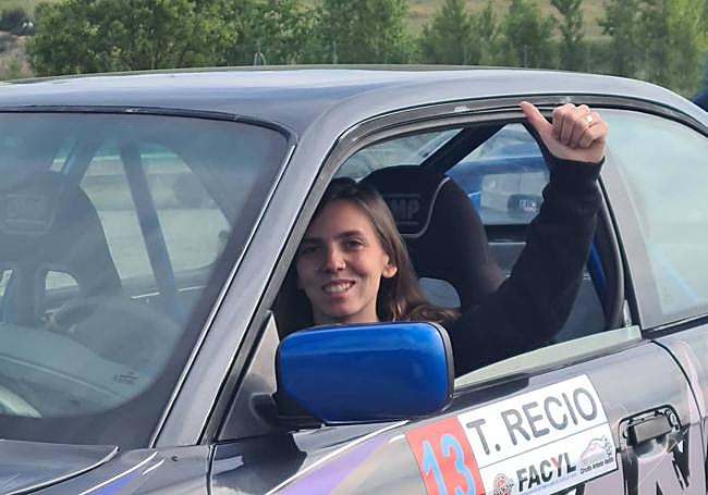 La piloto saluda desde su vehículo.