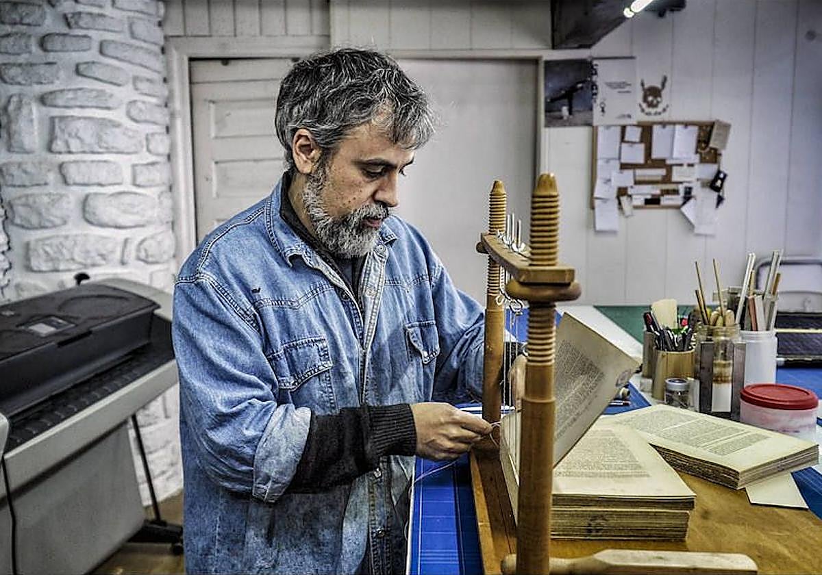 Zigor Anguiano en su taller en una fotografía de archivo.
