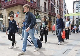 Turistas por el centro de Bilbao.