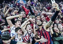 Howard se retrata con el sector más joven de la afición baskonista tras un partido disputado en el Buesa.