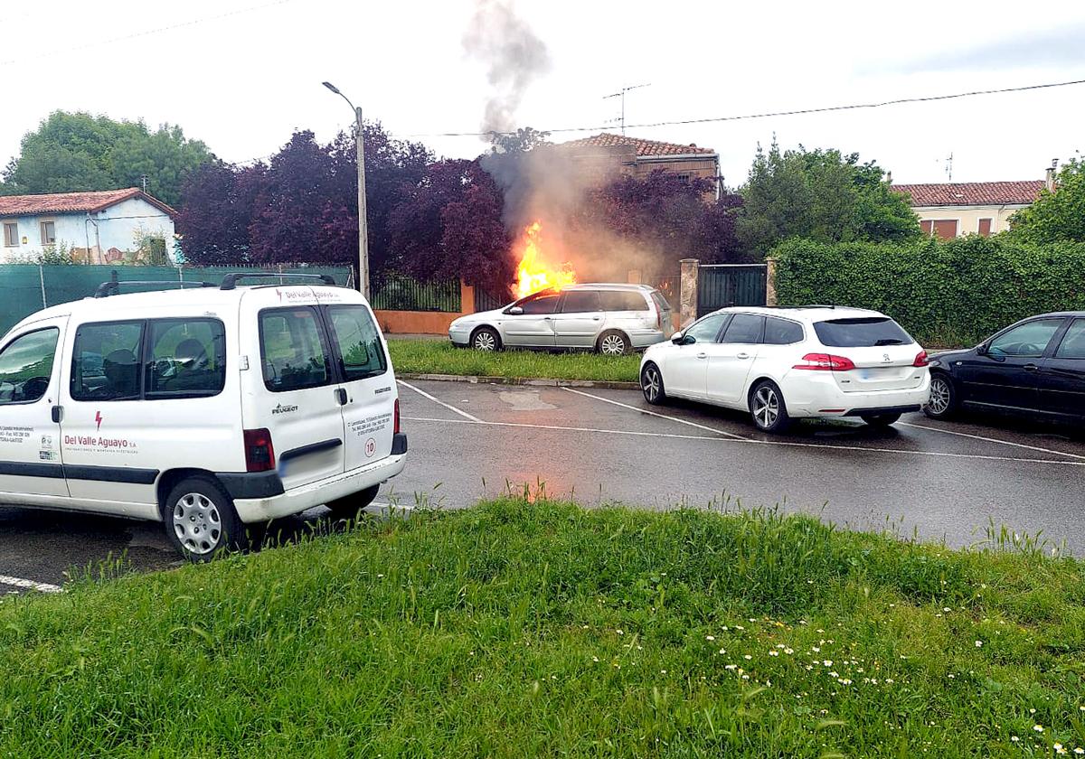 El fuego fue apagado por dos miembros del Conservatorio de Música y no hubo que lamentar grandes daños materiales.