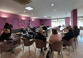 Representantes de centros de mayores este jueves antes de la firma de renovación de la cesión de locales municipales.